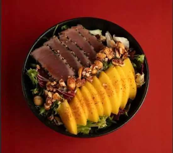 Zielona sałatka z tuńczykiem tataki i mango