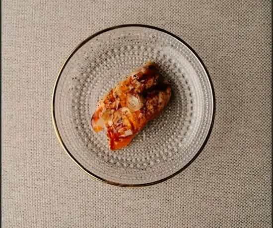 Nigiri Opalany Łosoś, Bonito, Pikantny Sos