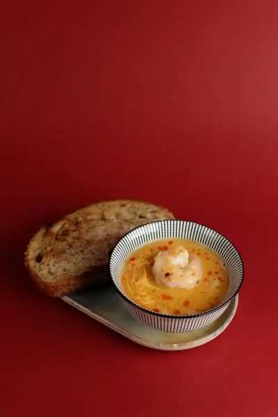 Krewetki w maślanym sosie tom-yum
